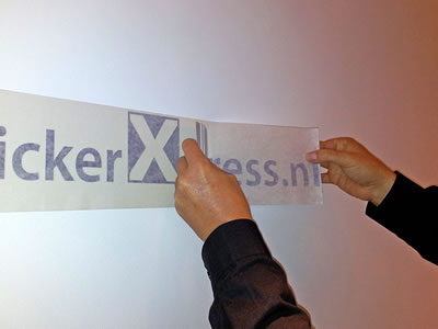 Een hand drukt de tweede helft aan tot het uiteinde
