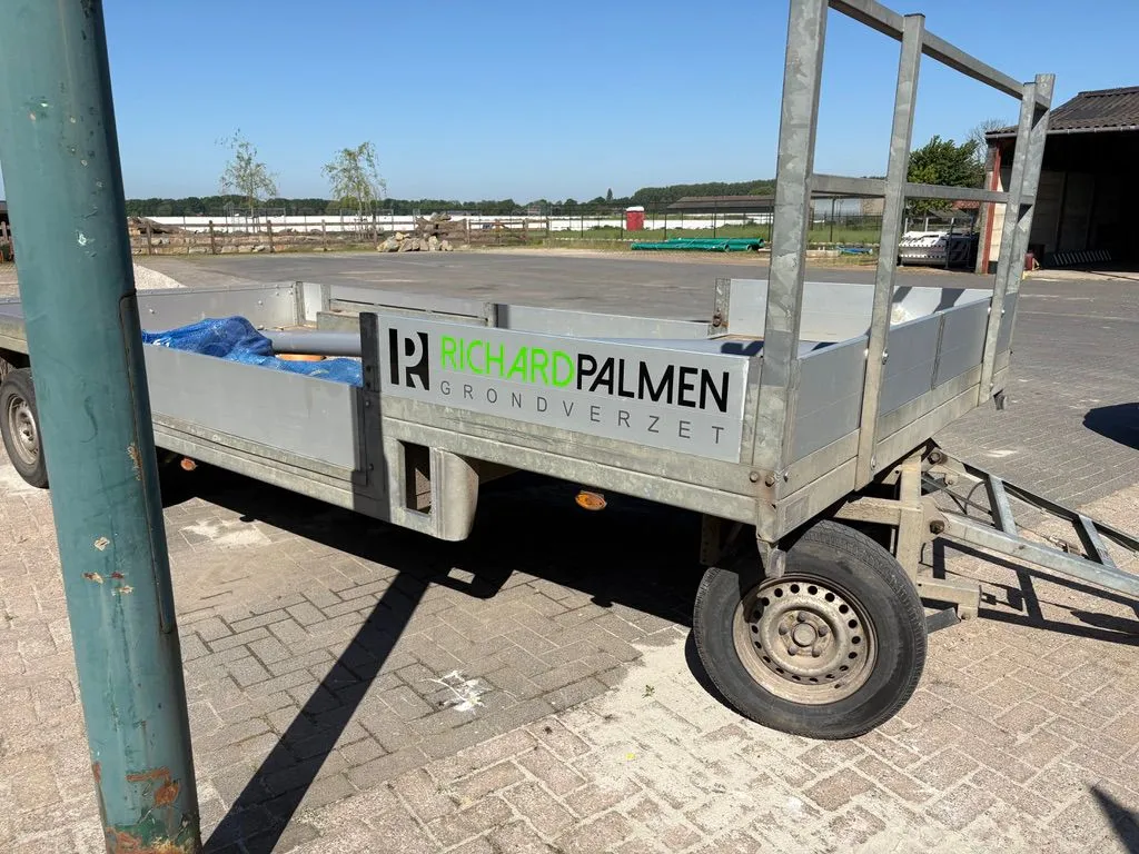 Aanhanger met de naam van een bedrijf op de zijkant