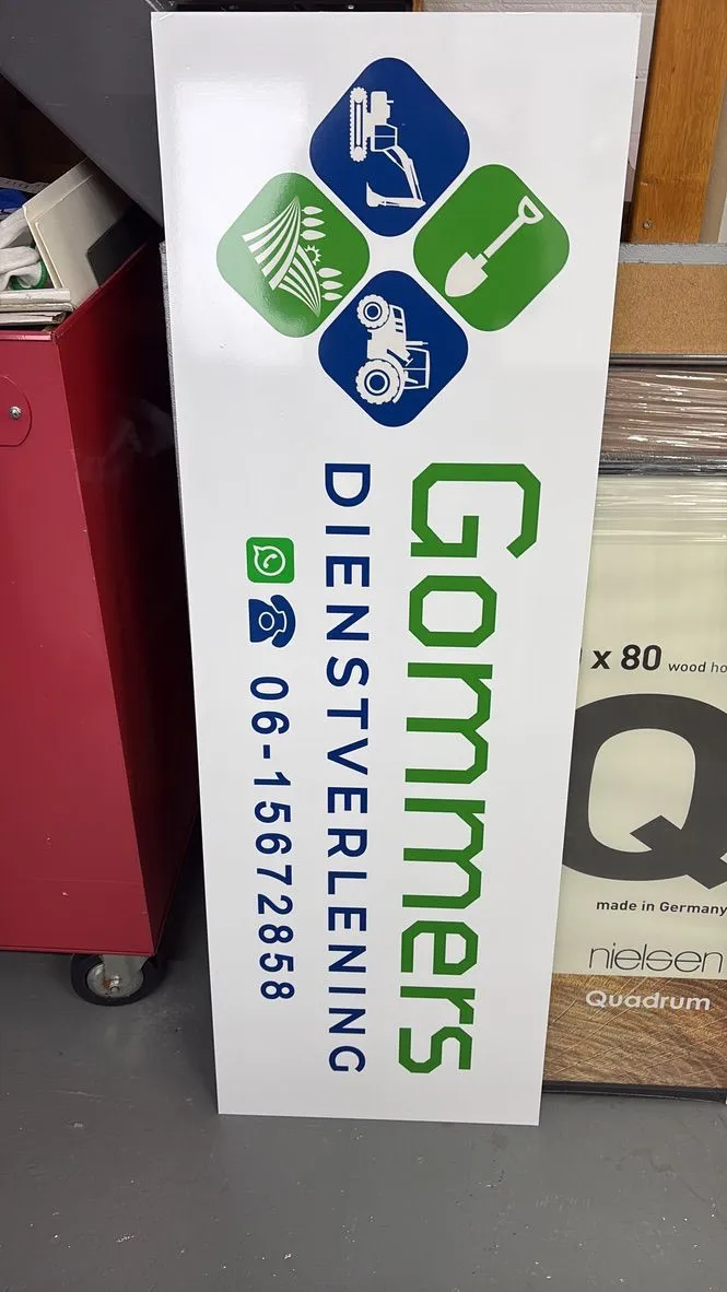 Staand bord van Gommers Dienstverlening met logo en telefoonnummer