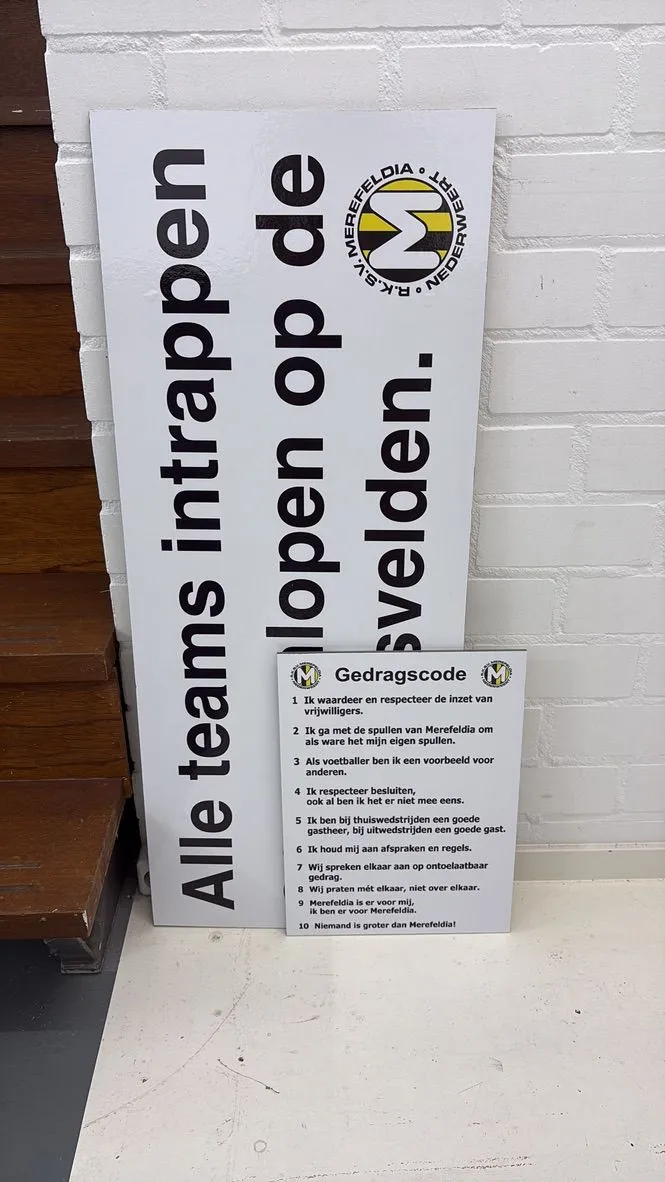 Bord van voetbalclub Merefeldia met de gedragscode ervoor