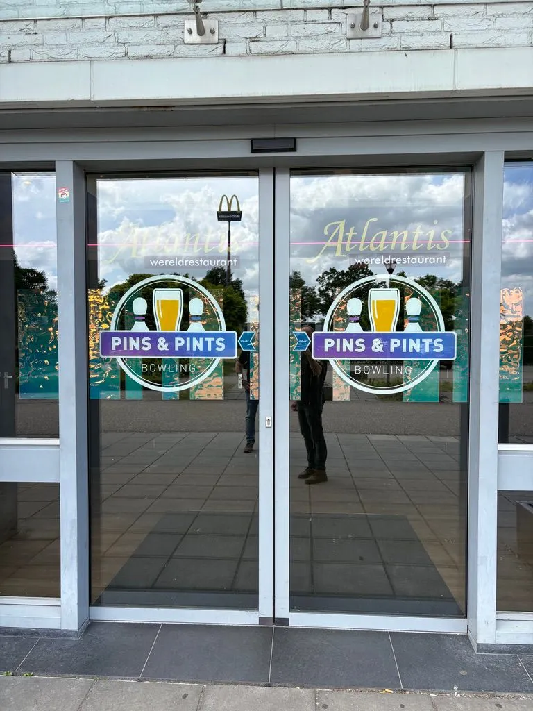 Glazen schuifdeuren met full colour raamstickers van Pins & Pints